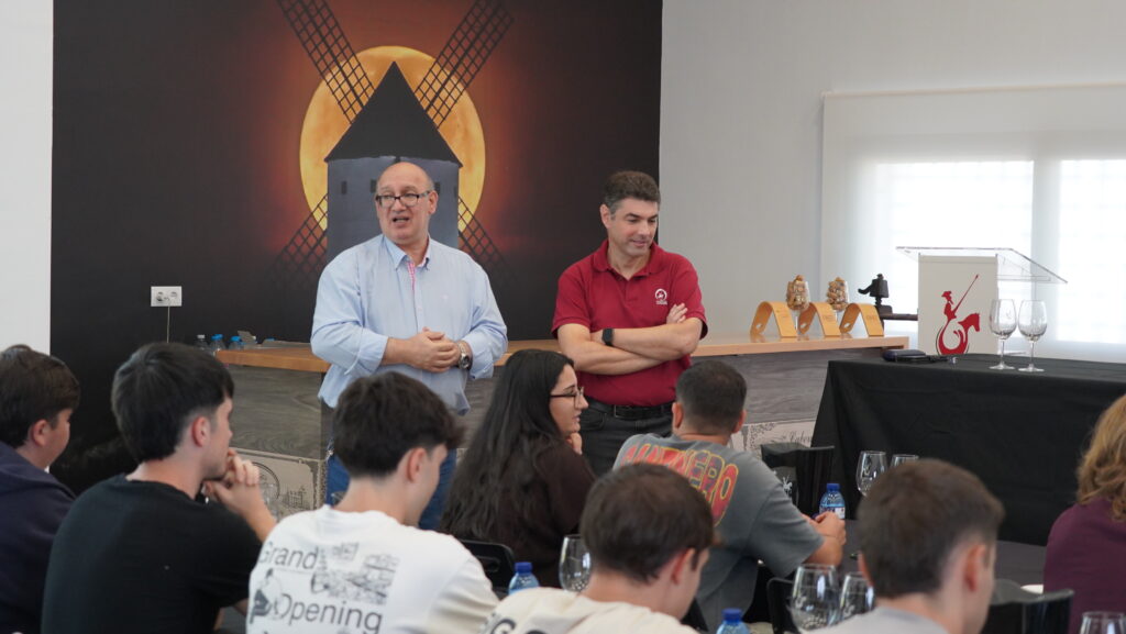Alumnos participan en la cata de los vinos de La Mancha