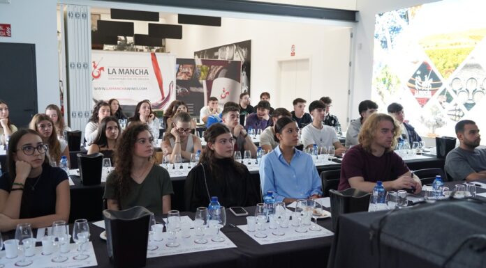 La UCLM y DO La Mancha analizan la importancia del vino como motor de desarrollo rural. Cata comentada en el edificio Vinos del Quijote