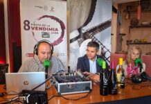 La VIII Fiesta de la Vendimia continúa su recorrido por La Mancha y llega a Campo de Criptana 'Más de uno' junto al Primer edil de campo de Criptana, Santiago Lázaro, en la VIII Fiesta de la Vendimia
