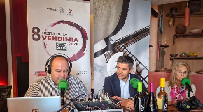 La VIII Fiesta de la Vendimia continúa su recorrido por La Mancha y llega a Campo de Criptana 'Más de uno' junto al Primer edil de campo de Criptana, Santiago Lázaro, en la VIII Fiesta de la Vendimia