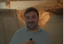 Julián Añil en el interior de una cueva de Tomelloso