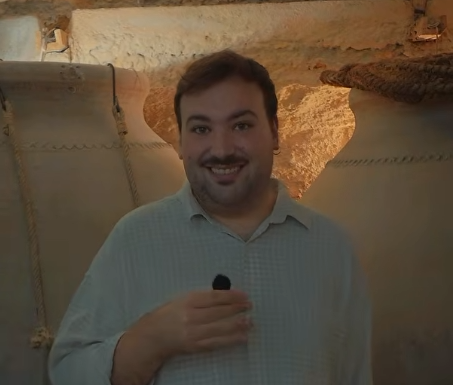 El instagramer Julián Añil redescubre las raíces vinícolas de Tomelloso. Julián Añil en el interior de una cueva de Tomelloso