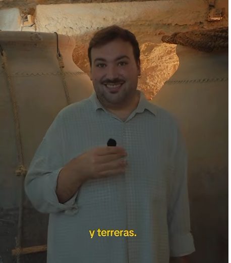 Julián Añil en el interior de una cueva de Tomelloso Julián Añil en el interior de una cueva de Tomelloso